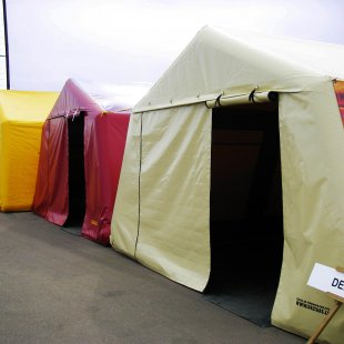 Piepūšamā karkasa teltis izstādē