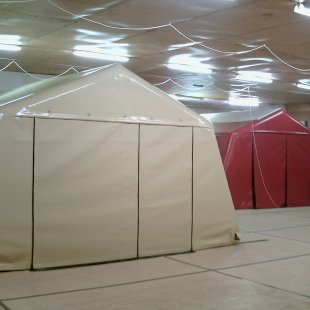 piepūšamā karkasa telts - balta un sarkana