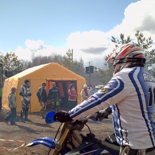DELTARS Piepūšamā telts kā komandcentrs motokrosā