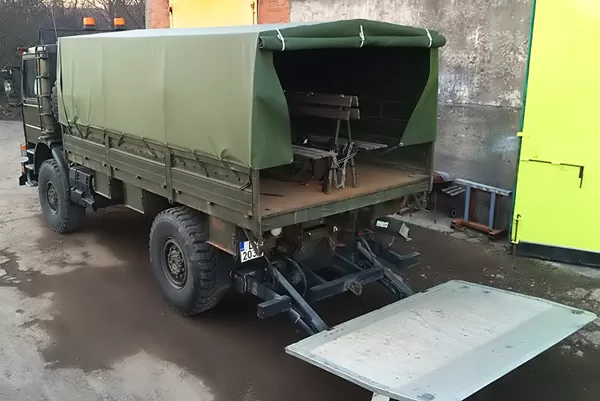 SCANIA-ĪSĀ AR HIDRAULISKO PACĒLĀJU