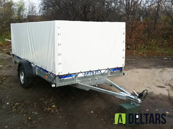Baltas krāsas tents piekabei