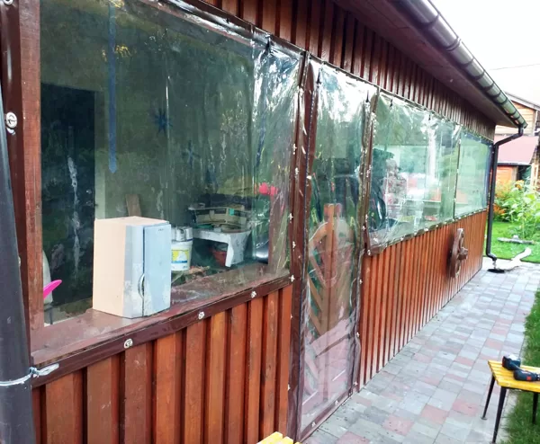 caurspīdīgi PVC aizkari ar brūnu rāmi