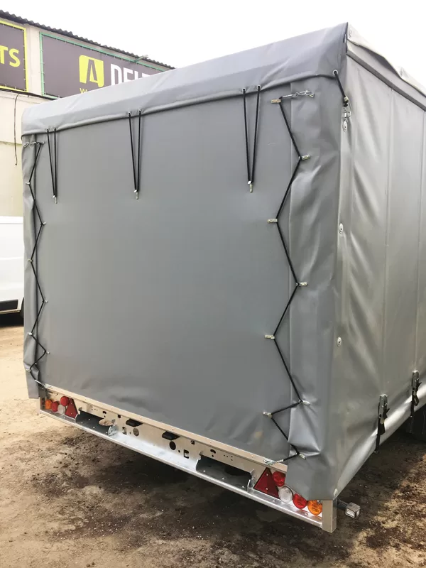 Auto pārvadāšanas piekabe ar atvelkamiem sānu aizkariem 3